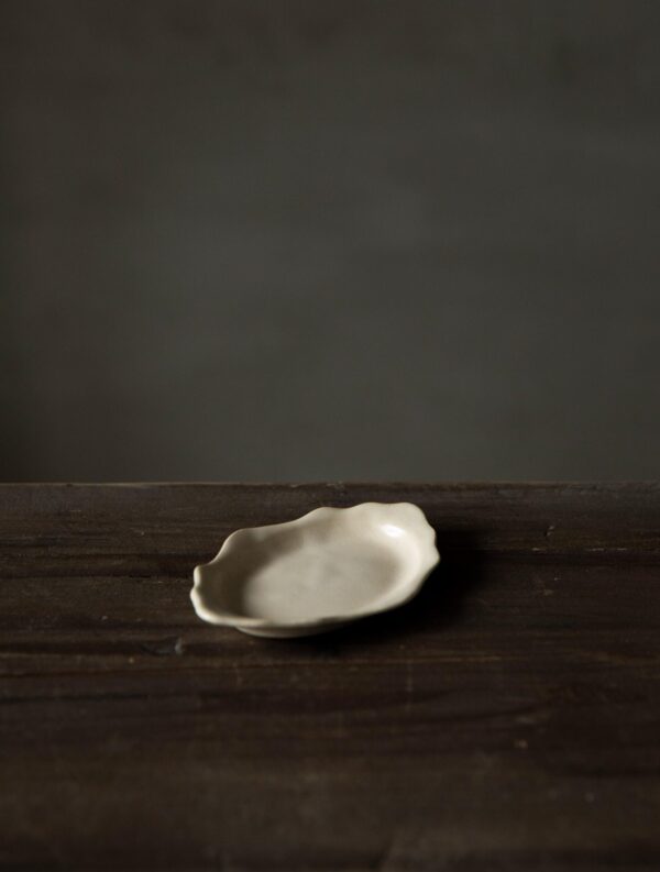 Cocoro Small Rim plate / Cutlery rest (Off-white)