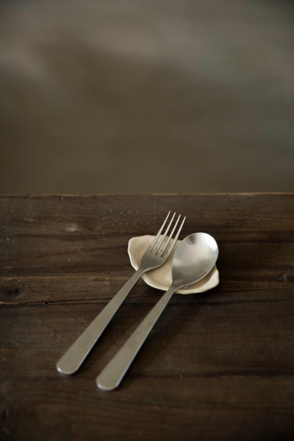 Cocoro Small Rim plate / Cutlery rest (Off-white) - Image 5