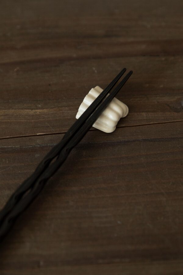 Cocoro Chopstick rest (Off-White) - Image 6